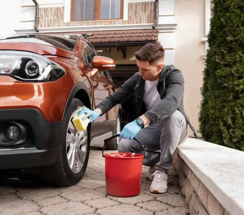 Lavage auto à domicile Lamothe-Fénelon : professionnel intervenant sur un véhicule